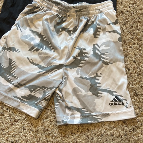 Adidas Black T-Shirt and Camo Shorts Set - Size 5 - Picture 4 of 5